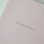 Personalizowany-album-dla-dziecka-You-Stole-Our-Heart-z-lnianą-okładką-i-złotym-napisem-01