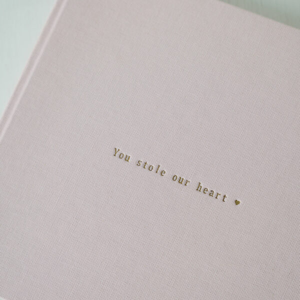 Personalizowany-album-dla-dziecka-You-Stole-Our-Heart-z-lnianą-okładką-i-złotym-napisem-01