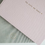 Personalizowany-album-dla-dziecka-You-Stole-Our-Heart-z-lnianą-okładką-i-złotym-napisem-04