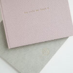 Personalizowany-album-dla-dziecka-You-Stole-Our-Heart-z-lnianą-okładką-i-złotym-napisem-05
