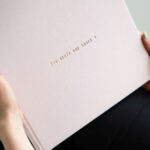 Personalizowany-album-dla-dziecka-You-Stole-Our-Heart-z-lnianą-okładką-i-złotym-napisem-07