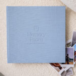 Ręcznie-robiony-album-na-zdjęcia-Memory-Pages-z-lnianą-okładką-i-napisem-01