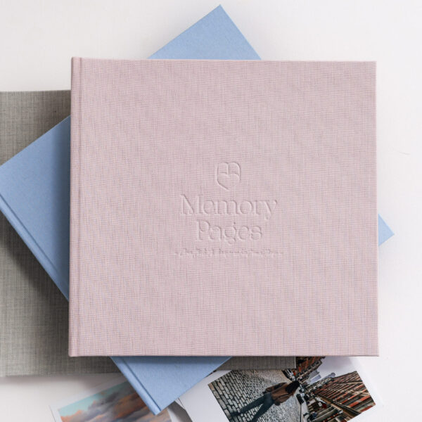 Ręcznie-robiony-album-na-zdjęcia-Memory-Pages-z-lnianą-okładką-i-napisem-różowy-03