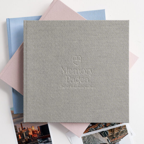 Ręcznie-robiony-album-na-zdjęcia-Memory-Pages-z-lnianą-okładką-i-napisem-szary-01 Ręcznie-robiony-album-na-zdjęcia-Memory-Pages-z-lnianą-okładką-i-napisem-szary-01